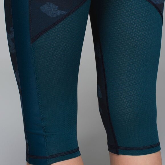 Lululemon Clip-In Crop Texture Lotus Camo Oil Slick Blue/Alberta Lake - NWT - 6 - Picture 6 of 12